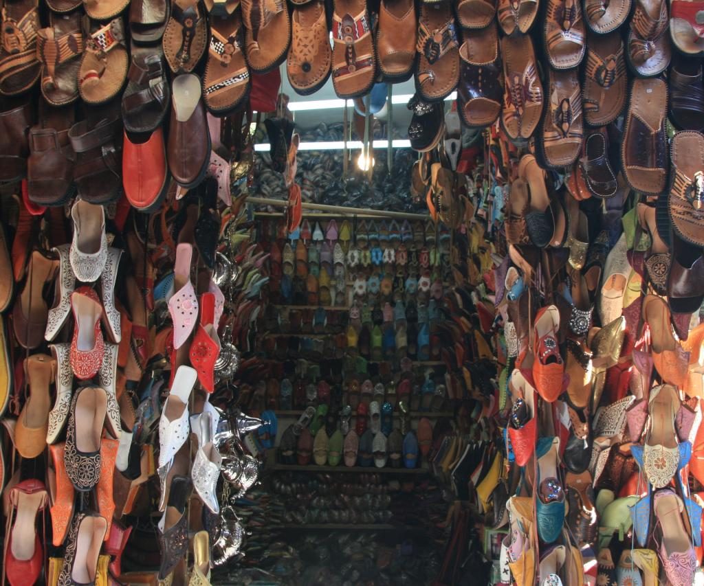 Tienda De Zapatos Marroquís En El Zoco De Marrakech