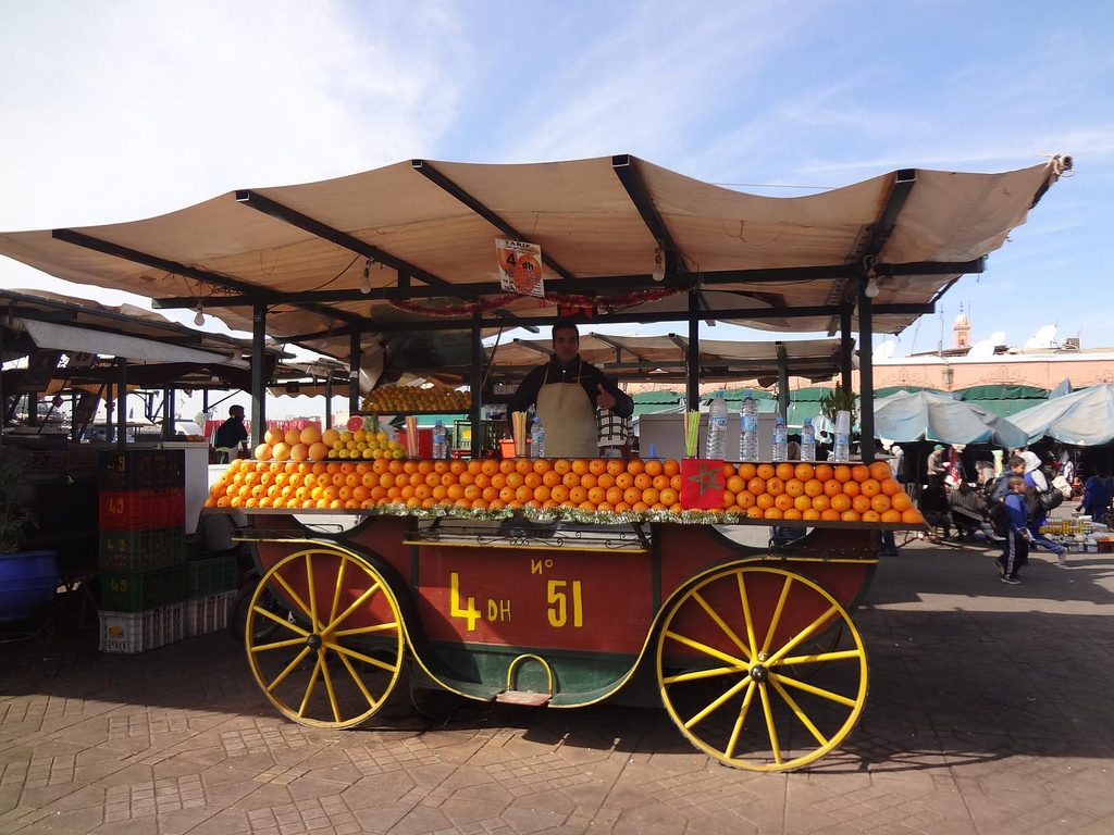Vendedor De Zumo De Naranja En La Plaza Jemaa El Fna De Marrakech