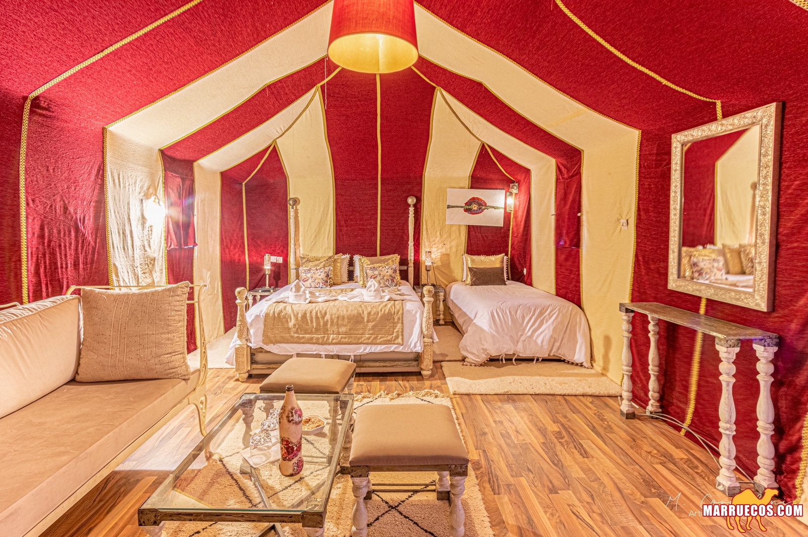 Habitacion lujo de un campamento del desierto de Merzouga en el sur de Marreucos