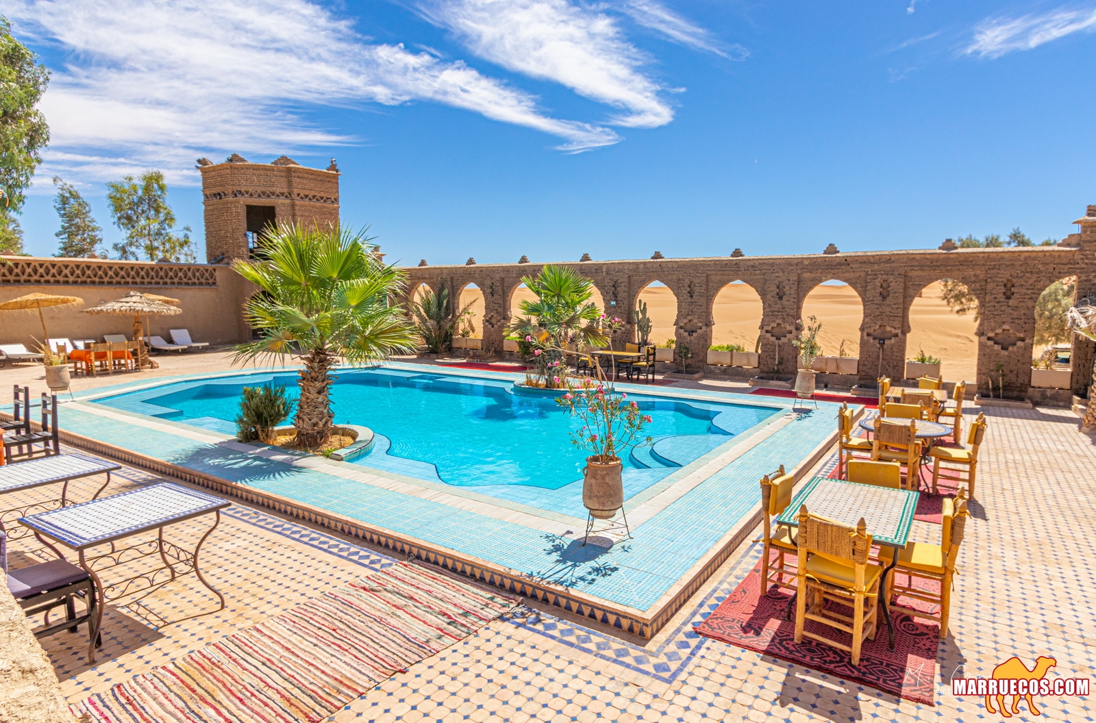 Hotel con piscina en las dunas de Merzouga en Marruecos