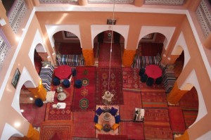 Decoración y patio interior de la Kasbah Tifoultoute en el sur de Marruecos