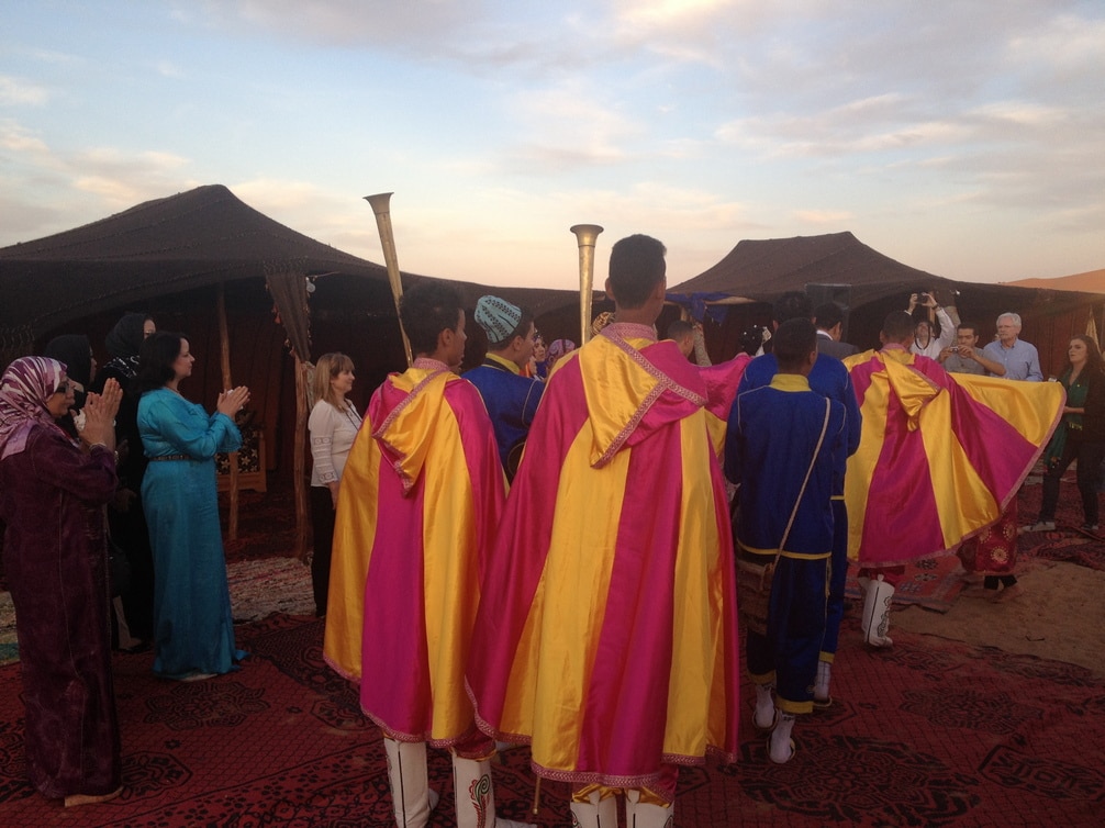 Música y acrobatas de una boda berbere