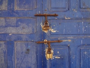 Detalle de una puerta azul en Marruecos