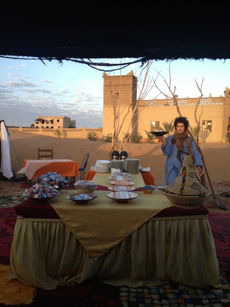 Comida tradicional en restaurante hotel del desierto