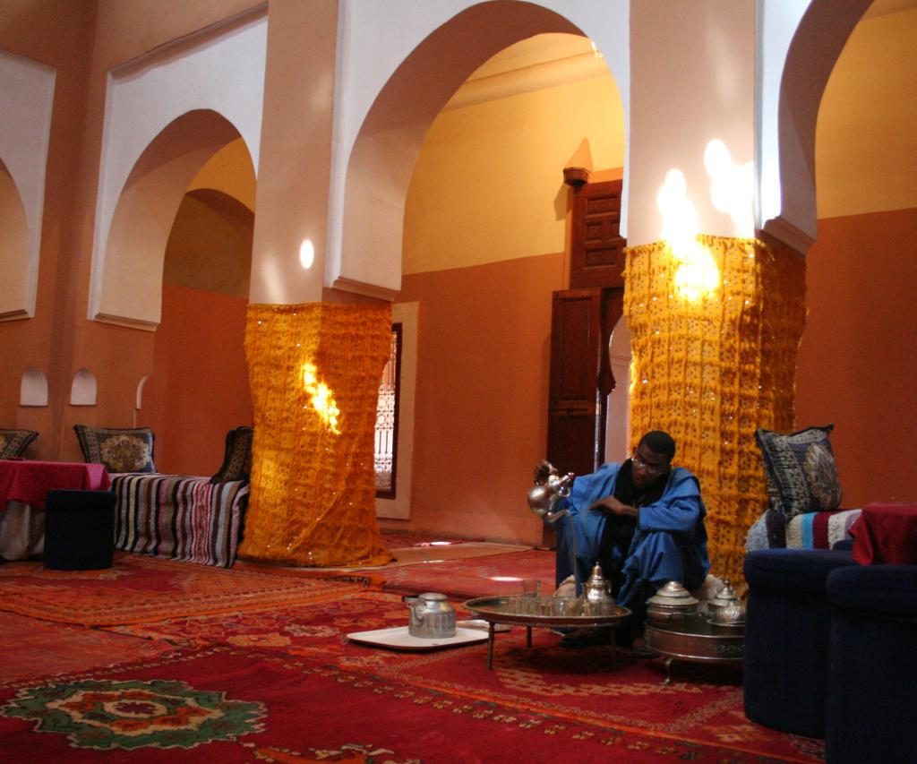 Sirviendo Té De Menta En Una Kasbah
